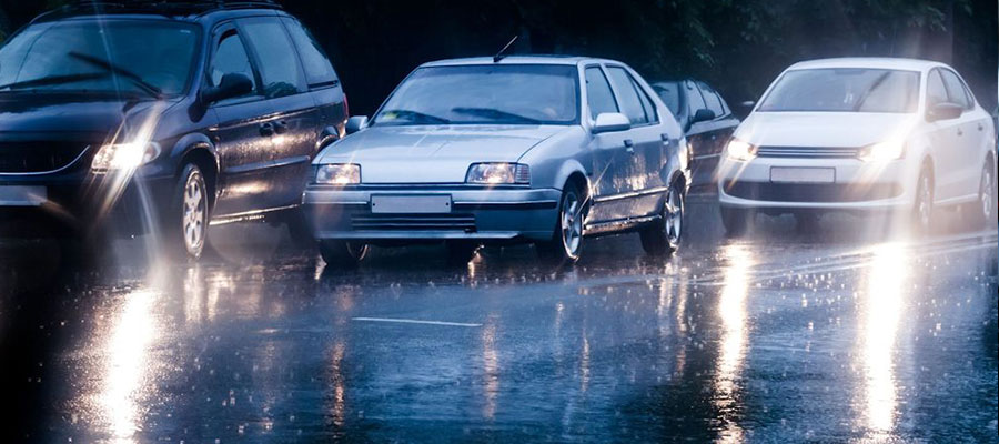 Kinh nghiệm lái xe dưới trời mưa khi thuê xe 7 chỗ Hà Nội