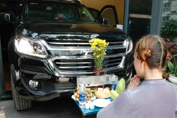 Cúng xe nên cúng hoa gì 